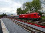 2016 073-6 passiert mit Zugleistung EC1218 den Bhf.
