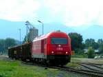 2016 046-1 zieht gemchlich die 4 Rundholzwagen durch die Langssamfahrstelle (Bhf. Viktring), was ein lautes  Raunzen  der warteten Fugnger am geschlossenen Bahnbergang mit sich zog, und wobei einige trotzdem noch die Gleise vor dem Zug berquerten;; 080924