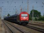 Nur noch wenige Sekunden vor der Bahnhaltestelle Wien Sssenbrunn befindet sich die 2016 003-2 mit einem Autozug, der mit Peugeot- und Citroen-Fahrzeugen beladen ist.