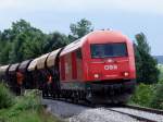 2016 063-6 zieht im Schritttempo den vollbeladenen Schotterzug bei KM25-0 (Nhe aufgelassene Haltestelle Mehrnbach);090611