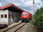 Die 2016 026-3 wartete am 29.06.09 in Wien Sssenbrunn, bis das Signal grn wurde, als Lokzug.