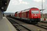 2016.036 + 2016.043 + 2068.054 vor einem Gterzug im Bahnhof Gleisdorf am 15.4.2005 nachmittags