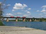 Eine 2016 zieht einen nur 2-teiligen Wieselzug ber die neue Donau via Ostbahnbrcke.