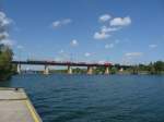 Ein fast ganz normaler Regionalexpress berquert die neue Donau via Ostbahnbrcke.