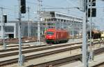 2016 023 hat vor wenigen Minuten einen Schotterzug zum neu errichteten Traktionsstandort Wien Hbf. gebracht und wartet jetzt auf die Rckleistung des leeren Gterzuges. 16.7.2009