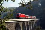 2016 039 hat am 16.10.2005 den E 2704  Thermenlad Express  am Hacken und berquert gerade das Viadukt vor Aspang auf der Wechselstrecke