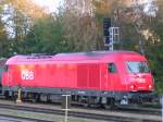 2016 093-3 bei der Abfahrt mit Gterzug  Bhf.