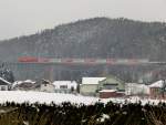 Ein Regionalzug mit einer Hercules-Lokomotive als Triebfahrzeug berquert am 11.12.2010 das Lafnitztal, einen knappen Kilometer vom steirischen Bahnhof Rohrbach-Vorau entfernt.