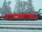 2016 072-7 wartet mit Kesselwagengruppe auf die Ausfahrt;  gesehen am verschneitem, und in dichtem Nebel gehllten   Bahnhof RIED 2006-01-04