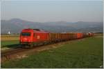 Im Abendlicht fhrt 2016 095 mit Gterzug 64596 von Knittelfeld nach Pls.