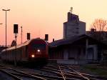 2016 076 verlsst bei Sonnenuntergang mit D969 den Bahnhof Ried;110422
