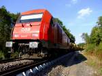 2016 077 schiebt mit ca.250m/h auf der Innkreisbahn bei KM17.8 die kontinuierlich arbeitende Gleisumbaumaschine mit integrierter Schotterbettreinigung und Neuschotterzufuhr vom Typ RU800S;111004