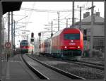 2016 077 am 1.4.2006 auf dem Weg mit einem Regionalzug Richtung Wr. Neustadt bei der Durchfahrt in der S-Bahnstation Atzgersdorf-Mauer. In die Gegenrichtung schiebt 1142 668 eine Doppelstockgarnitur Richtung Wien. Lokomotiven der Reihe 1X42 werden nur mehr sehr selten fr diese Leistungen herangezogen. Im Normalfall wird dafr eine TFZ der Reihe 1X16 verwendet.