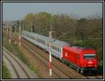 EC 104 „Sobieski“ der wegen der Umleitung ber Marchegg mit der 2016.022 bespannt ist am 23.4.2006 kurz nach Strasshof.