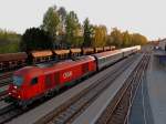 2016 072-8 macht bei Sonnenuntergang mit D969 Halt am Bhf.