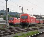 In Eintracht: 152 073-3 nebst 2016 077. Aufgenommen am 05.07.2012 in Salzburg Hbf.