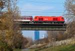 Herbst in Wien auf der Donauinsel: BR 2016 schiebt den REX 2513  Rubach  von Bratislava nach Wien Sdbahnhof (Ostseite).