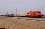 2016 010 fhrt am 08.04.2013 mit einem Gterzug bei Theresienfeld in Richtung Wiener Neustadt.