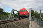 2016 032 überquert gerade den Schnellstrassenzubringer (Km 36,2) bei Stoob im Mittelburgenland, hat den Bahnhof Stoob hinter sich gelassen und wird in Kürze den Bahnhof Oberpullendorf erreichen, Juli 2012