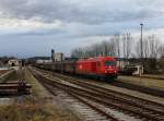 Die 2016 071 mit einem Güterzug am 07.02.2014 bei der Ausfahrt aus Braunau.