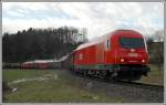 Der tgliche VG 74772 zwischen Fehring und Frstenfeld, bespannt mit 2016 093, bei der Fahrt nach Frstenfeld bei Gegenlicht aufgenommen am Schauberg in der Oststeiermark am 29.1.2007.