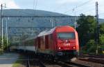 Regionalexpress Bratislava-Wien. 2016 010 kann den aus slowakischen und österreichischen Wagen auf bis zu 140 km/h beschleunigen. Die slowakischen Wagen sind klimatisiert und haben geschlossene WC-Systeme. In den österreichischen CityShuttle-Wagen kann man die Fenster öffnen, das WC-System ist meines Wissens offen. In beiden Hauptstädten kann man Zugtickets erwerben, die den Nahverkehr der jeweils anderen Stadt beinhalten. 23.8.2015