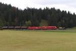 Der interessanteste Zug auf der Mittenwaldbahn ist der Güterzug von Vils Trol nach Hall in Tirol der zwischen Montag und Freitag unterwegs ist und meist genau im Plan.
nach der Zugkreuzung in Klais wuchten ein ÖBB Hercules und ein ÖBB Taurus den schweren Zug die Schmalenseehöhe in Richtung Mittenwald hinauf. In dieser Woche war der Zug immer gut mit 10 bis 15 Wagen ausgelastet. Im Jahr 2014 fuhr er auch schon mal mit 3 - 4 Wagen. 08.10.2015 Bahnstrecke 5504 München - Mittenwald Grenze beim Landhaus Wackerl Am Quicken.