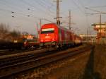 Abendliche Stimmung: Herkules 2016 070 mit dem REX 5980 aus Linz, kurz nach der Ausfahrt aus dem Hbf Wels. In Neumarkt-Kallham biegt er vom Passauer Ast der Westbahn ab und erreicht ber den Knotenpunkt Ried die Stadt Braunau am Inn - deswegen auch die Dieselbespannung. [15.03.07, 17:05]