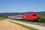 Am 3. Juli 2014 ist 2016 037 mit dem Regionalexpress 2719 von Wien Meidling nach Fehring unterwegs und wird in Kürze den Niederösterreichischen Thermalort Bad Erlach erreichen. 