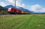 2016 056-1 mit dem Gleisbauzug, am 12.4.2016 bei Berg im Drautal.