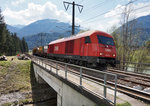 2016 051-2 mit einem Transportwagen, einem Förderbandwagen zum entladen, sowie drei Schotterwagen des RU 800 S, am 12.4.2016 bei einem Halt vor dem Bahnübergang in Berg im Drautal.