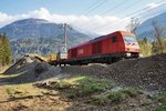 Nachdem der RU 800 S weiter in Richtung Greifenburg gezogen ist, wurde der Schotter zum abladen nur noch bis Berg transportiert.
Hier zu sehen ist 2016 051-2 mit ihrem Schotterzug, am 12.4.2016 beim Entladen in Berg im Drautal.