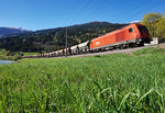 2016 056-1 steht mit einem Schotterzug, bestehend aus Wagen der ÖBB und STLB, am 19.4.2016 bei der Haltestelle Berg im Drautal.