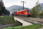 2016 052-0 zieht 1114 272-2 mit ihrem Güterzug auf der Fahrt nach Lienz, durch den, aufgrund der Bauarbeiten, stromlosen Abschnitt zwischen Greifenburg-Weißensee und Dellach im Drautal.
Aufgenommen am 22.4.2016 bei einem Halt vor dem Bahnübergang in Berg im Drautal.