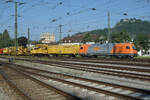 GROSSER BAHNHOF SINGEN am 14. August 2021.
Infolge Sperrung der Rheintalbahn während drei Wochenenden wurden viele Züge über die Schwarzwaldbahn umgeleitet.
So auch die Diesellokomotive Baureihe 2016 / SIEMENS ER 20 von RTS mit einer Gleisbaumaschiene.
Verewigt wurden diverse Impressionen vom Grossverkehr in Singen.
RTS 92 81 2016 906-7 A-RTS anlässlich der Bahnhofsdurchfahrt Singen.
Foto: Walter Ruetsch