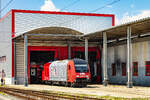 Graz. Die 2016 922 der GKB sonnt sich am 30.07.2026 vor der GKB-Werkst�tte am Graz K�flacherbahnhof.