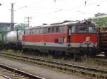 Gegenlichtaufnahme der 2043-060 beim Rangieren in Wels.