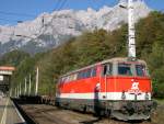 Am 16.10.2005 wartet 2043 022-9 mit einem bergabezug in Werfen auf die Ausfahrt nach Bischofshofen. Im Hintergrund ist das Tennengebirge zu sehen.