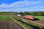 2043 005 mit einem Güterzug am 11.10.2019 bei Haiding.