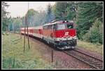 2043 012 ist am 8.08.2002 mit R4548 (Wolfsberg - Klagenfurt)im Jaunfeld bei Mittlern unterwegs. Im diesen Streckenabschnitt verläuft die Strecke meist im tiefen Wald.
