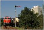 2043.24 mit ihrem SR 19920 von Siegmundsherberg nach Hadersdorf beim Ausfahrt aus Horn am 22.8.2010.