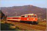 2043 005 fhrt mit zwei Schlieren auf der Donauuferbahn von Spitz nach Linz.Es war die Abschiedsfahrt auf dieser wunderschnen Strecke.