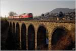 2043 005 fhrt mit zwei Schlieren auf der Donauuferbahn von Linz nach Spitz.Es war die Abschiedsfahrt auf dieser wunderschnen Strecke.