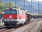 2043 016 mit Verschubgterzug bei der Ausfahrt aus Bischofshofen am 11.4.2011.