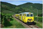 2043.24 mit dem R6104 (Krems-Emmersdorf), bei Weissenkirchen, 14.8.2011