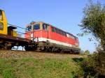 2043 032-8 findet bei einem Bauzugeinsatz(Schienenwechsel) auf der Strecke (KBS151) zwischen Ried u.