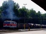 2043 022-9 verlsst mit G68807 sowie einer gewaltigen Abgaswolke (mit dazugehrigem Sound) den Bahnhof Ried i.I.; 120814