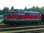 2043 042-7 (Traktion KREMS)wartet am Bhf. RIED i.I. mit einem Rundholzgterzug auf die Abfahrt; 2006-09-20