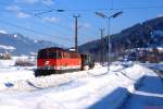 Im Februar 2005 ist 2043 040-1 mit einem Schneepflug im Bahnhof Trieben unterwegs