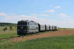 2043 053 mit der am Zugschluss befindlichen 2050 009 als R 16972 von Retz (R) nach Drosendorf. Kurz vor dem Bahnhof Niederfladnitz; am 04.05.2014